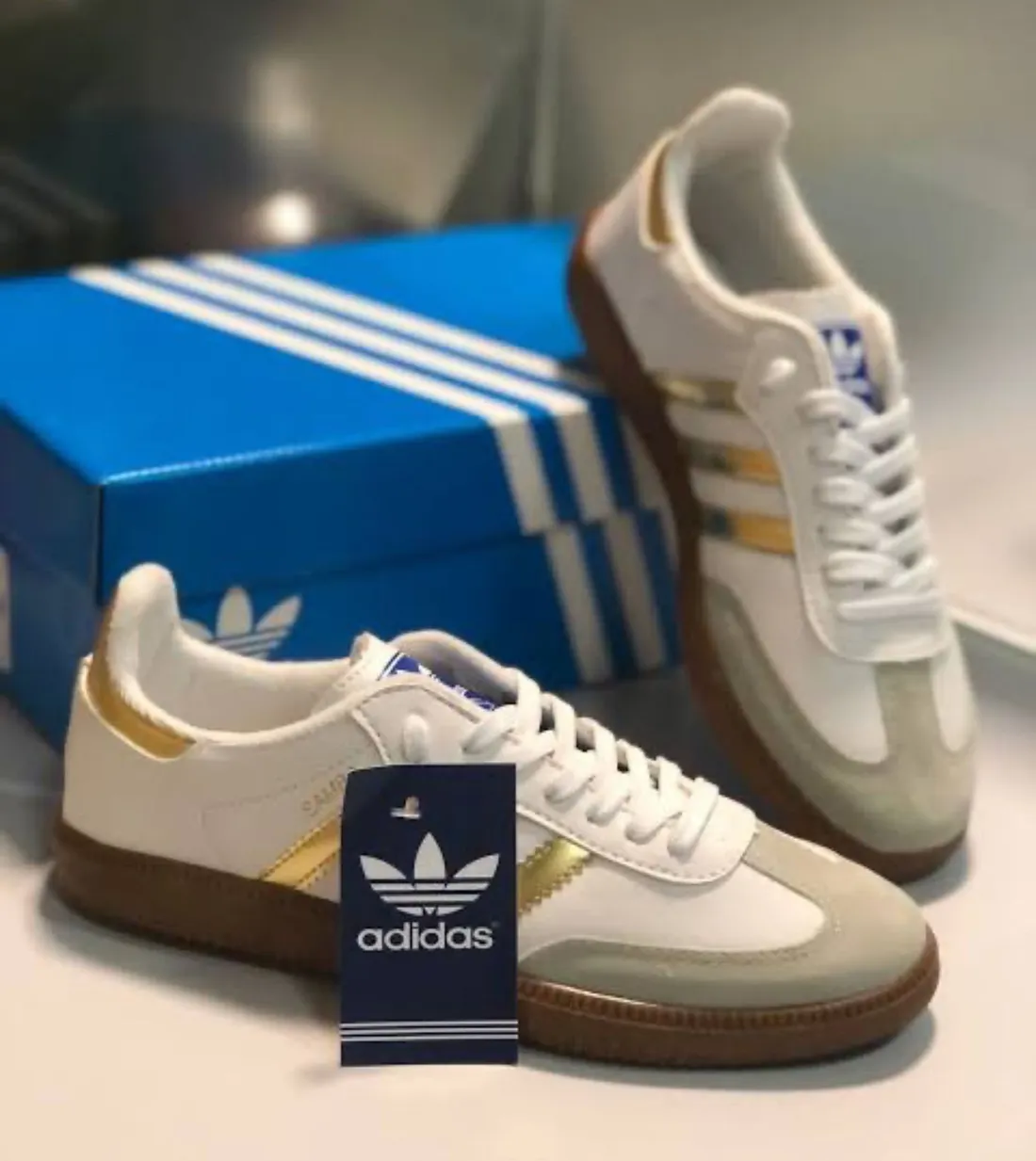 adidas Samba branco e dourado