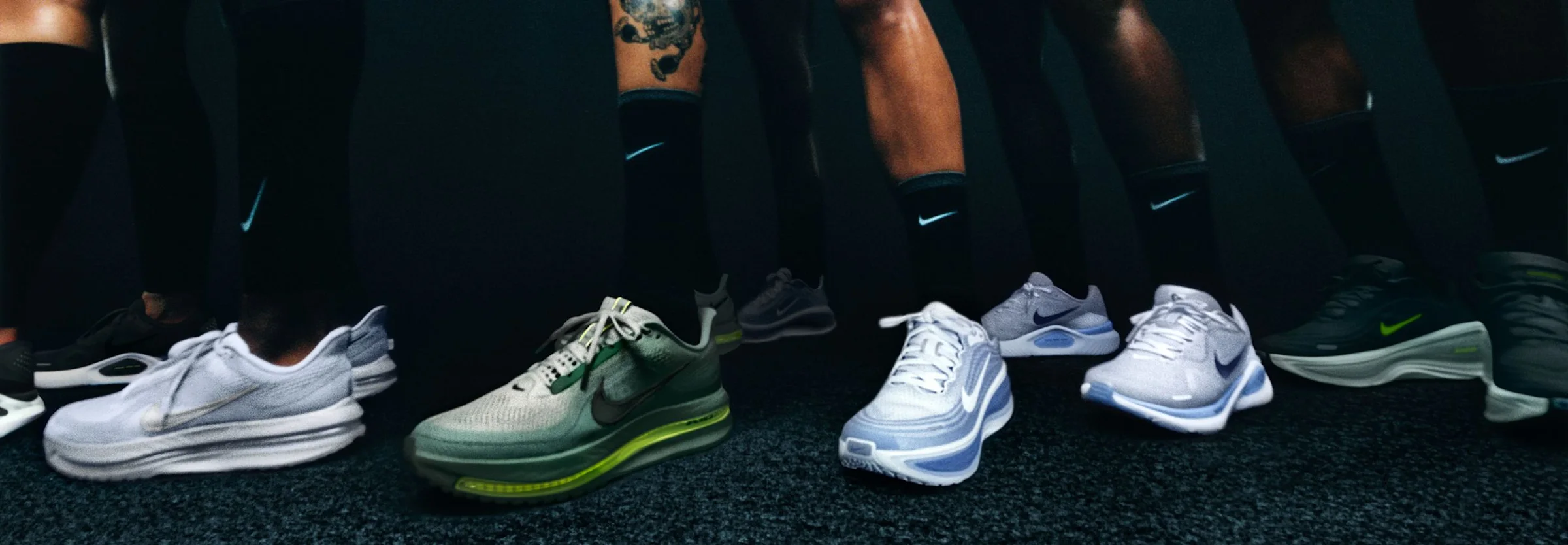 Uma fileira de tênis de corrida Nike no asfalto